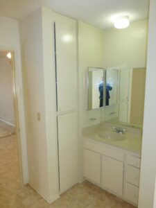 11924 COURTLEIGH DR RM 9 VANITY (600x800)